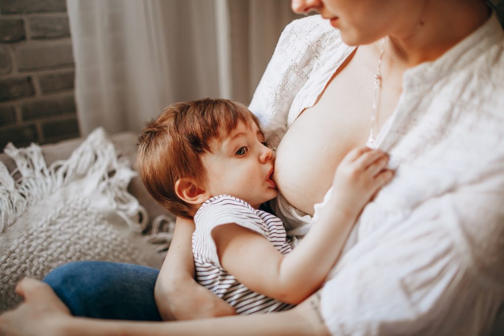 o aleitamento materno é uma das maneiras de evitar a obesidade infantil